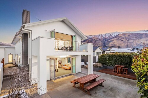Jessies Lakehouse - your perfect Wanaka base
