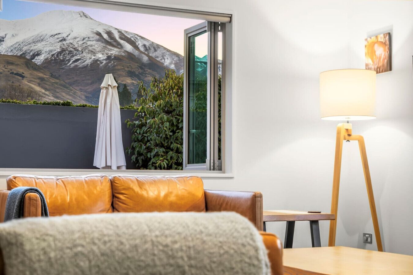 Smart TV, fireplace, books, stereo