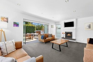 Smart TV, fireplace, books, stereo