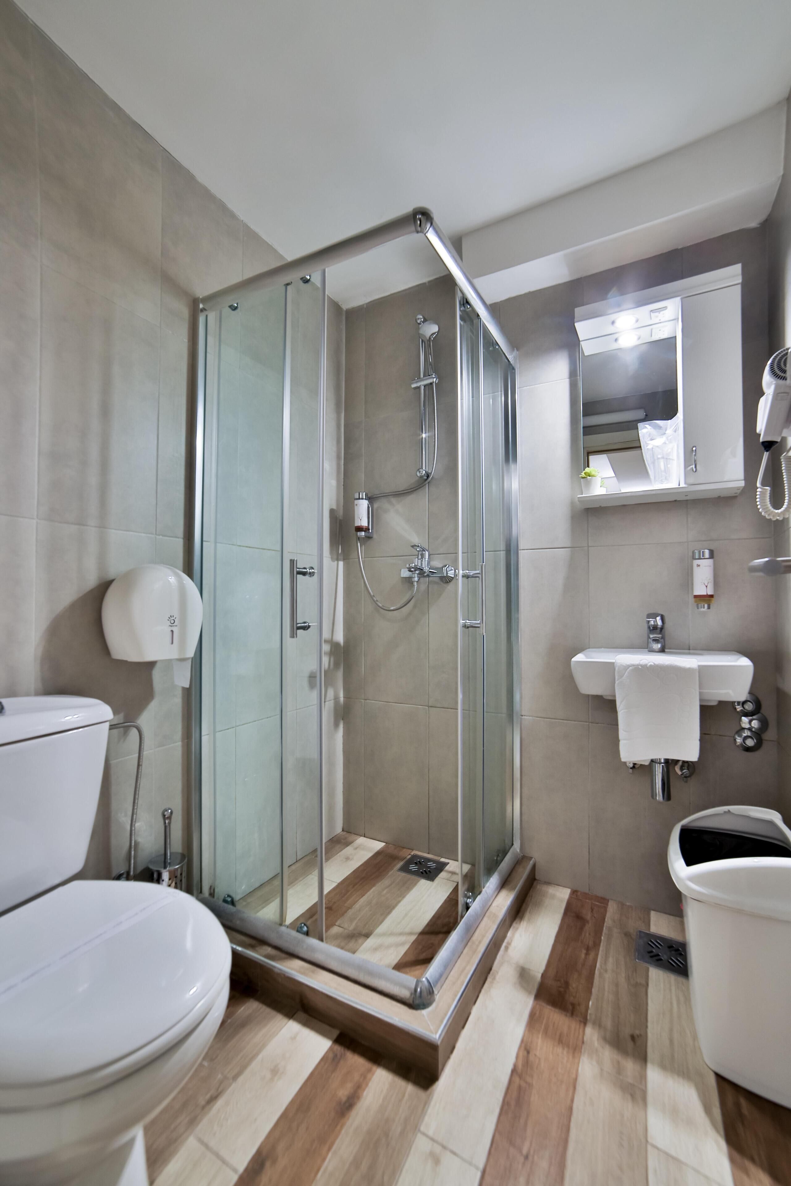 스탠다드 트윈룸, 정원 전망 | 욕실 | 샤워 시설, 헤어드라이어, 목욕가운, 슬리퍼