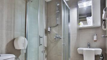 Standardværelse med 2 enkeltsenge - udsigt til have | Badeværelse | Bruser, hårtørrer, håndklæder, Sæbe