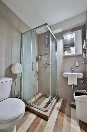 Quarto duplo standard, vista para o jardim | Banheiro | Chuveiro, secador de cabelo, roupões de banho, chinelos