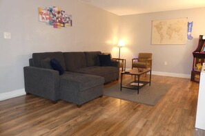 TV - Centrally located cozy 2BR near attractions (Orlando)