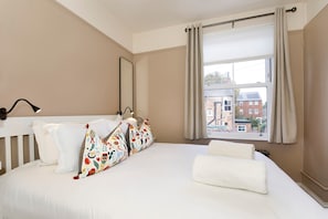 2 bedrooms, iron/ironing board, WiFi, bed sheets - Lockwood Cottage, Close to Monk Bar, sleeps 4 (York)