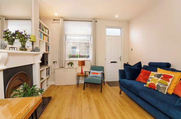 TV - Lockwood Cottage, Close to Monk Bar, sleeps 4 (York)