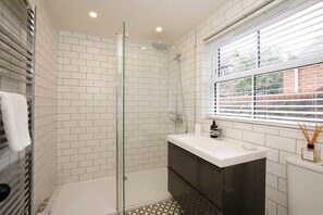 Shower, hair dryer, towels - Lockwood Cottage, Close to Monk Bar, sleeps 4 (York)