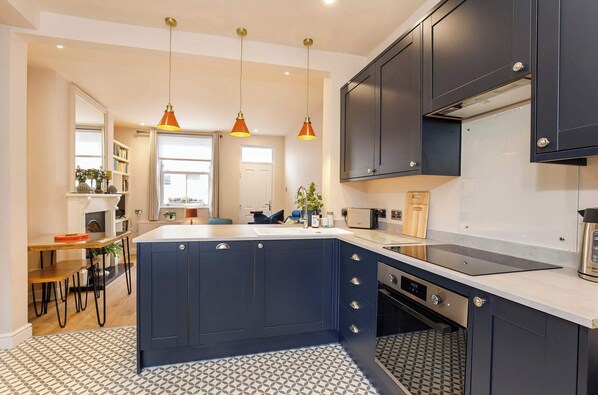 Frigorífico, microondas, horno y placa de cocina