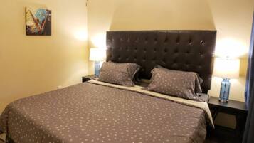 2 habitaciones, escritorio y tabla de planchar con plancha