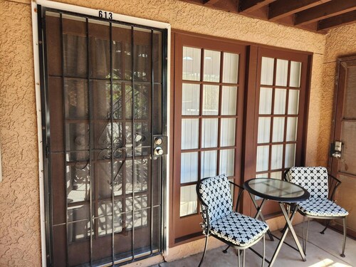 Fabulous 2-bedroom Tucson condo with cook-ready kitchen & AC, 5 min. from UofA.