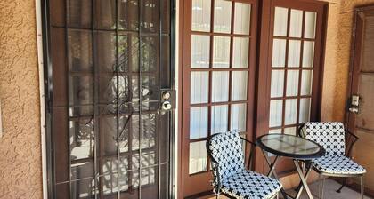 Fabulous 2-bedroom Tucson condo with cook-ready kitchen & AC, 5 min. from UofA.