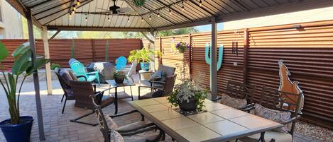 屋外ダイニングエリア