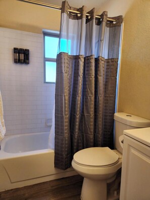 Hårføner, håndklær, såpe og sjampo