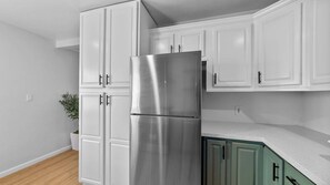 冷蔵庫、電子レンジ、オーブン、コンロ