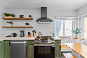 Een koelkast, een microgolfoven, een oven, een kookplaat