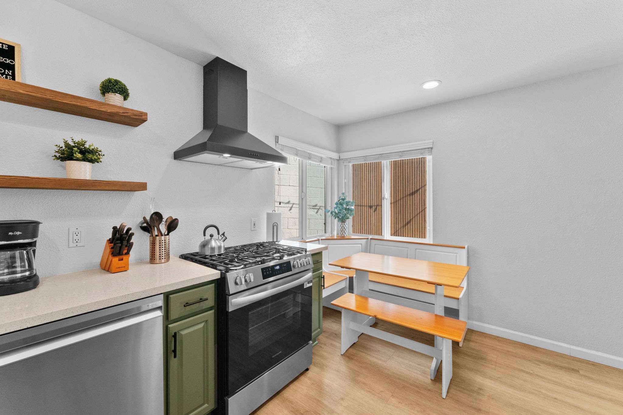 雪櫃、微波爐、焗爐、爐具