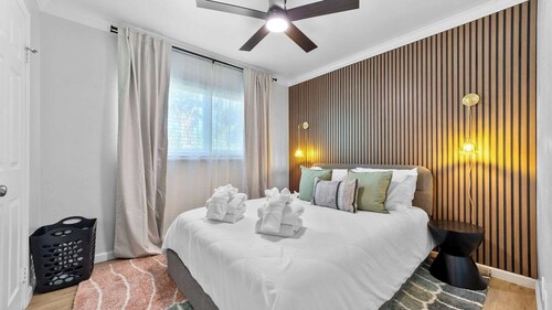 8BR Group Compound with Hot Tub & Games