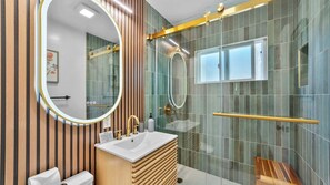 Een douche, een haardroger, handdoeken