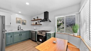 Kjøleskap, mikrobølgeovn, ovn og kokeplater