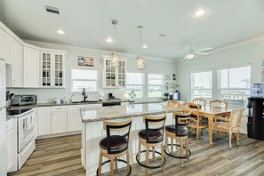 ثلاجة، ميكروويف، فرن، موقد طهي مسطح