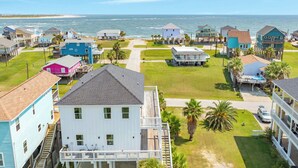 Un área residencial costera con casas, una playa y una vista despejada del océano.