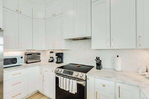 Fridge, microwave, oven, stovetop - Modern Luxe by the Sea The Tides of Casa Blanca (Freeport)