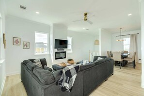 TV, fireplace, offices - Modern Luxe by the Sea The Tides of Casa Blanca (Freeport)