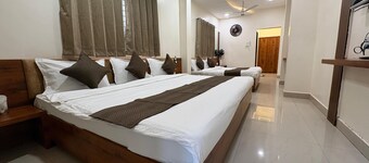 烏賈因阿南特什里客棧與濕婆神廟飯店  