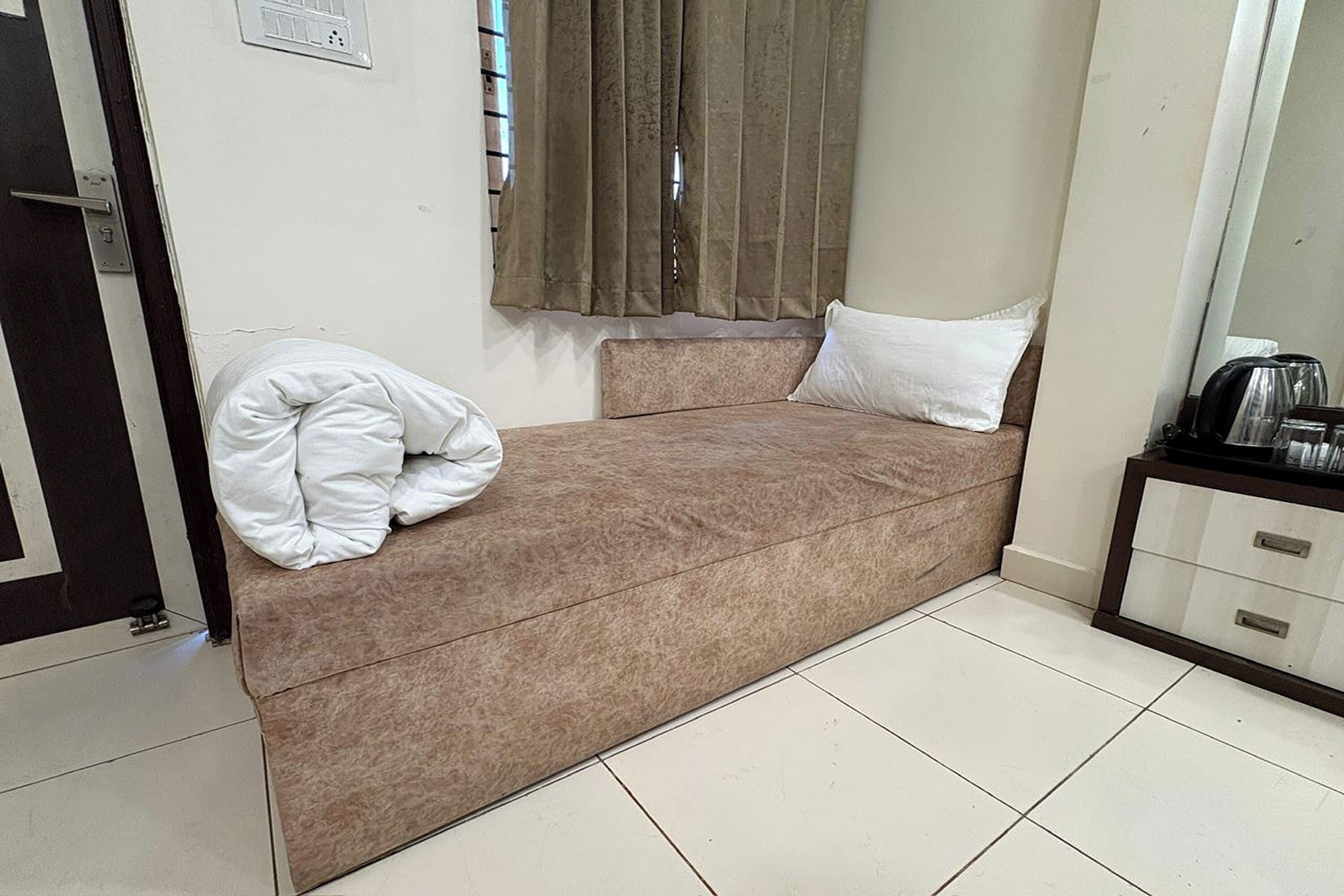 Triple Room | Desk, rollaway beds, free WiFi, bed sheets