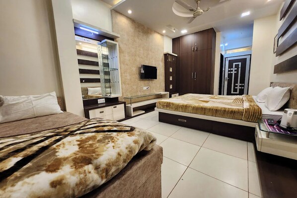 Triple Room | Desk, iron/ironing board, rollaway beds, free WiFi