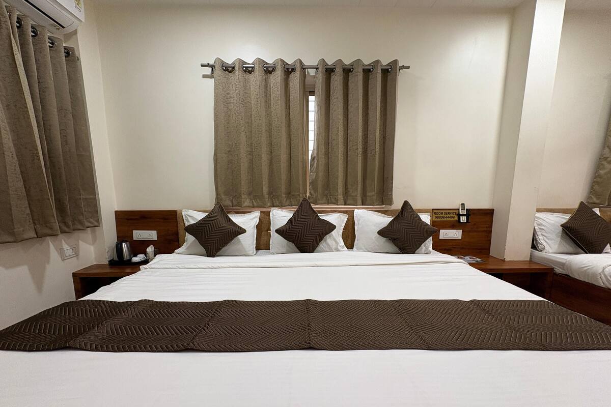 Family Room | Desk, iron/ironing board, rollaway beds, free WiFi