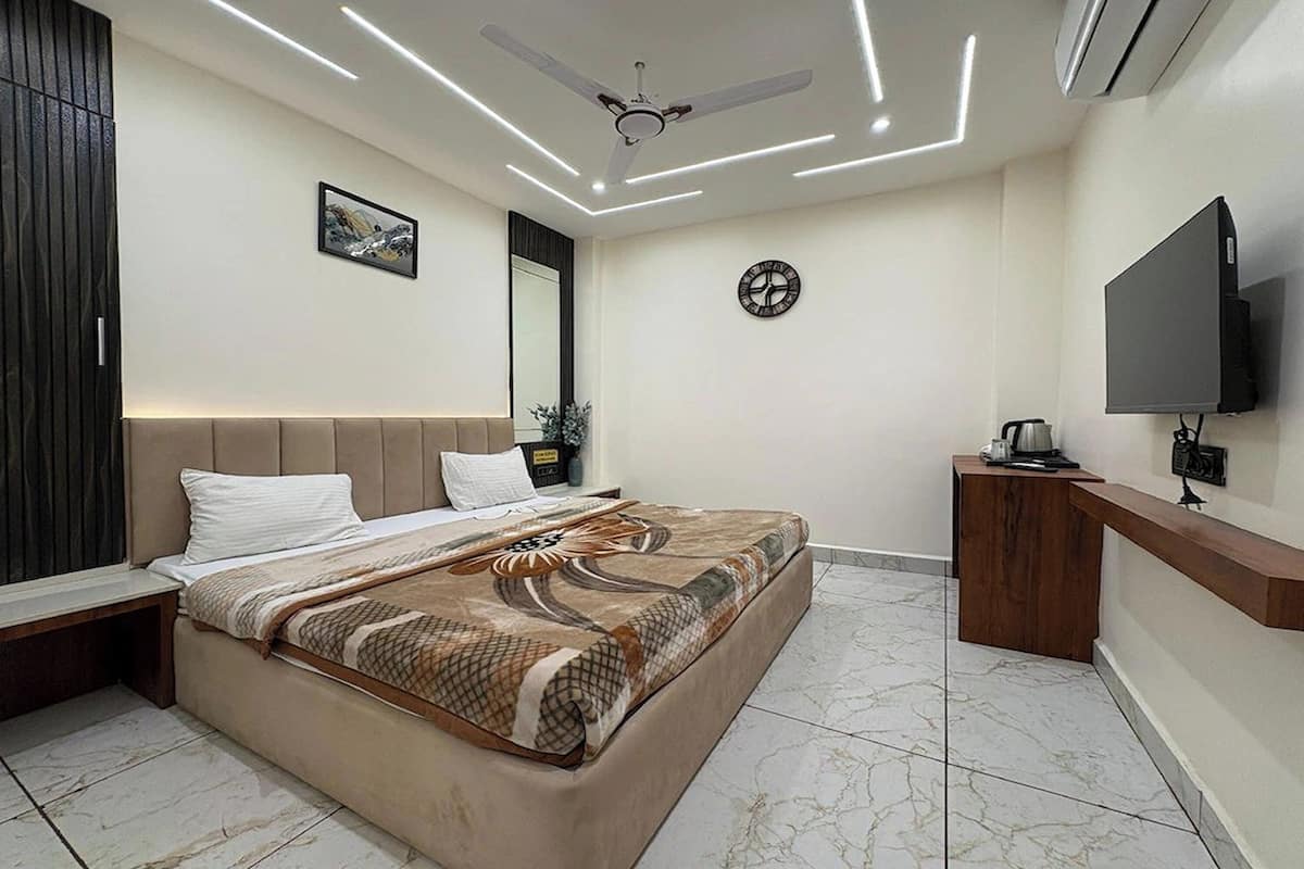Luxury Room | Desk, iron/ironing board, rollaway beds, free WiFi