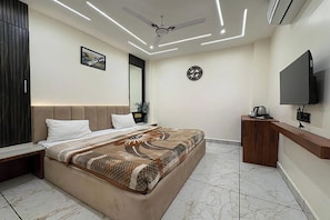 Luxury Room | Desk, iron/ironing board, rollaway beds, free WiFi