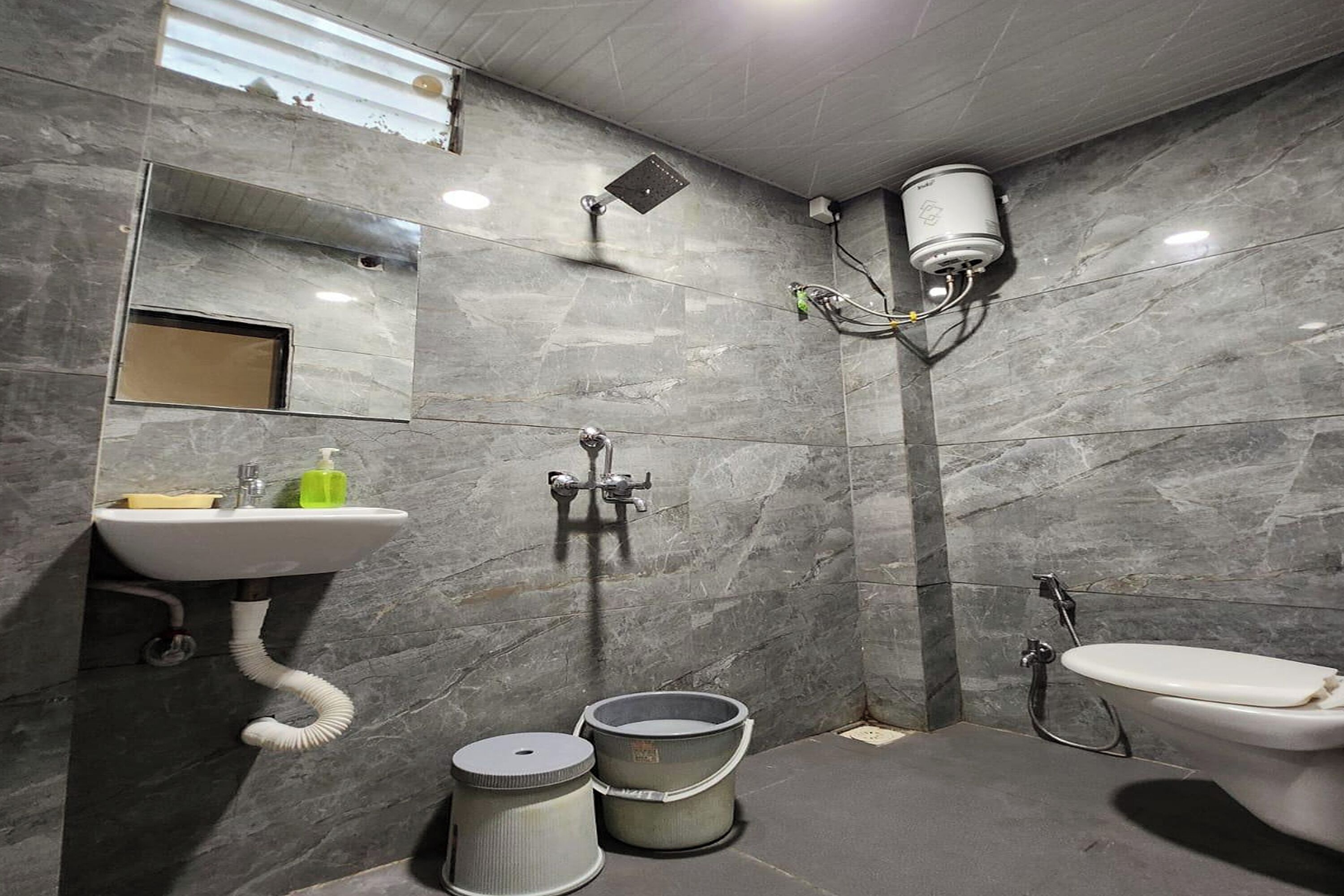 Separate bathtub and shower, rainfall showerhead, free toiletries