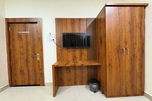 Triple Room | Desk, iron/ironing board, rollaway beds, free WiFi - Hotel Anantshree Inn Shree Mahakaleshwar Temple Ujjain (Ujjain)