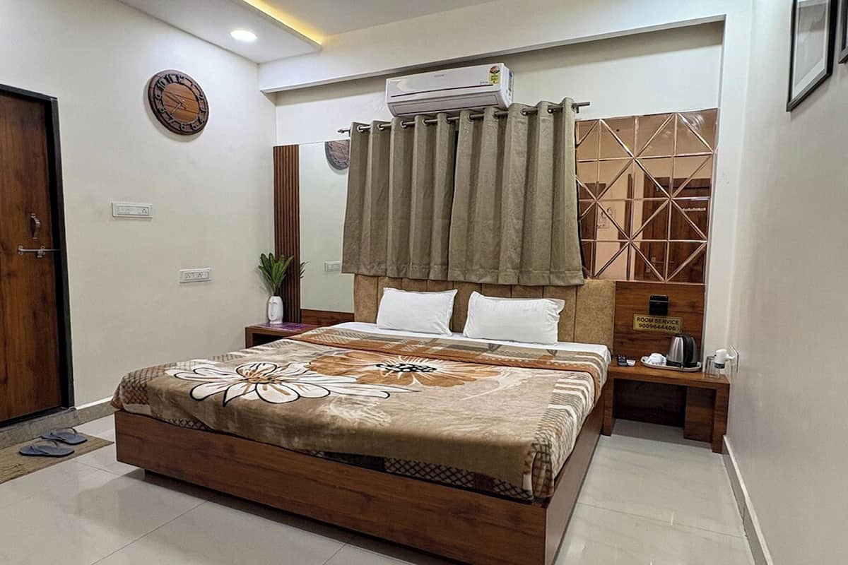 Triple Room | Desk, iron/ironing board, rollaway beds, free WiFi