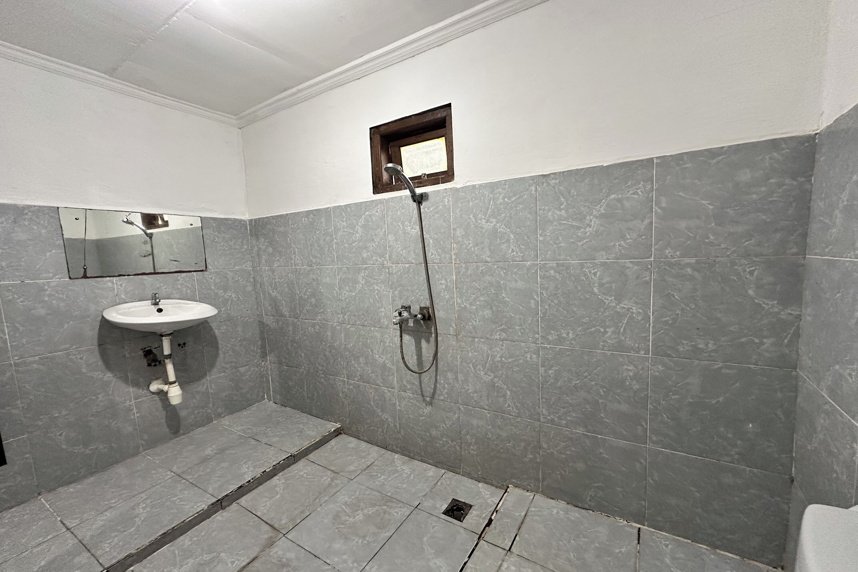 Ein Badezimmer mit Waschbecken, Spiegel und Dusche.