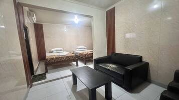 Habitación estándar con 2 camas individuales | Escritorio, wifi gratis y ropa de cama