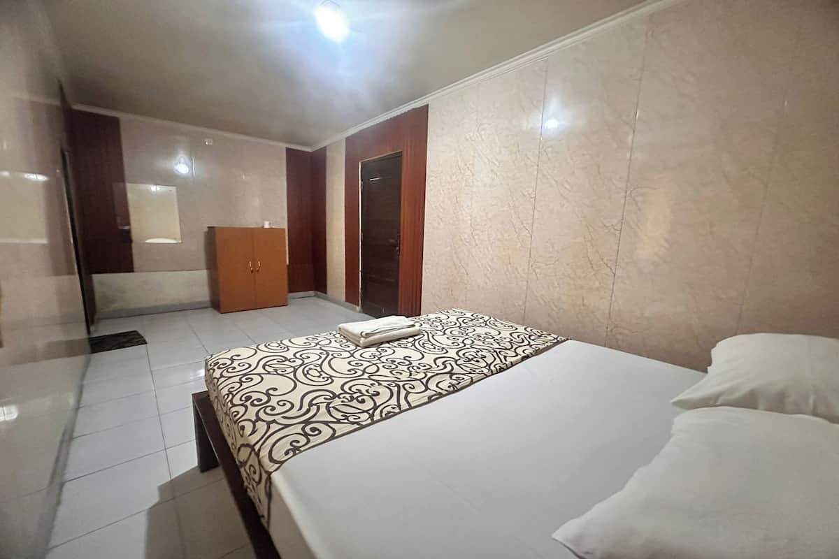 Desk, free WiFi, bed sheets