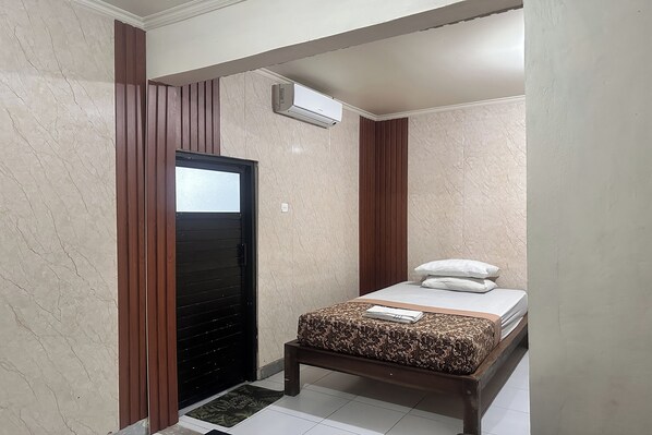 Standard Twin Room | Desk, free WiFi, bed sheets