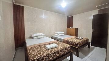 Standard Twin Room | Desk, free WiFi, bed sheets