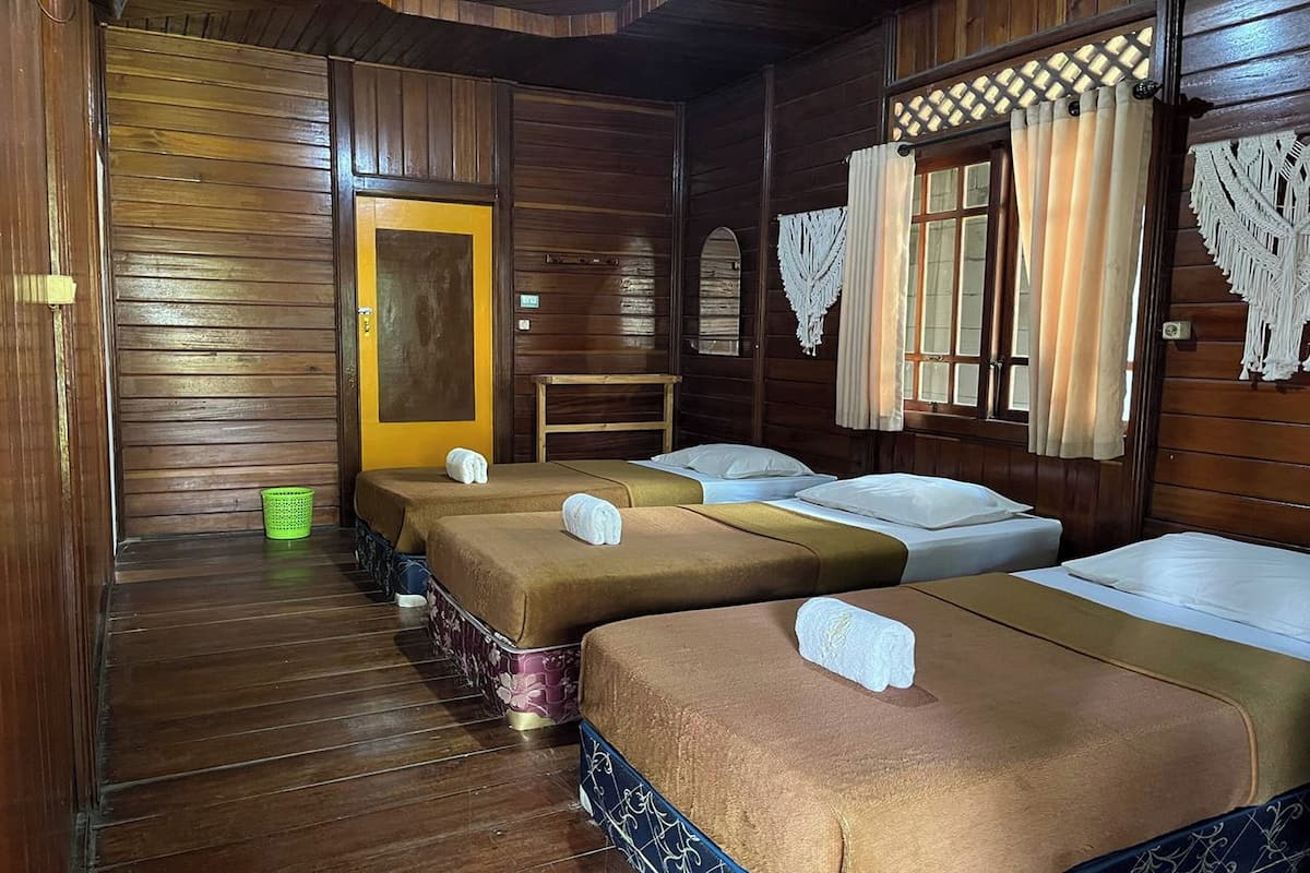 Escritorio, wifi gratis, ropa de cama