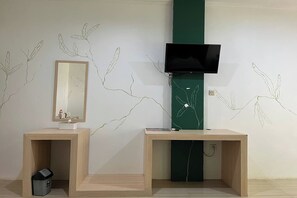 Escritorio, wifi gratis y ropa de cama