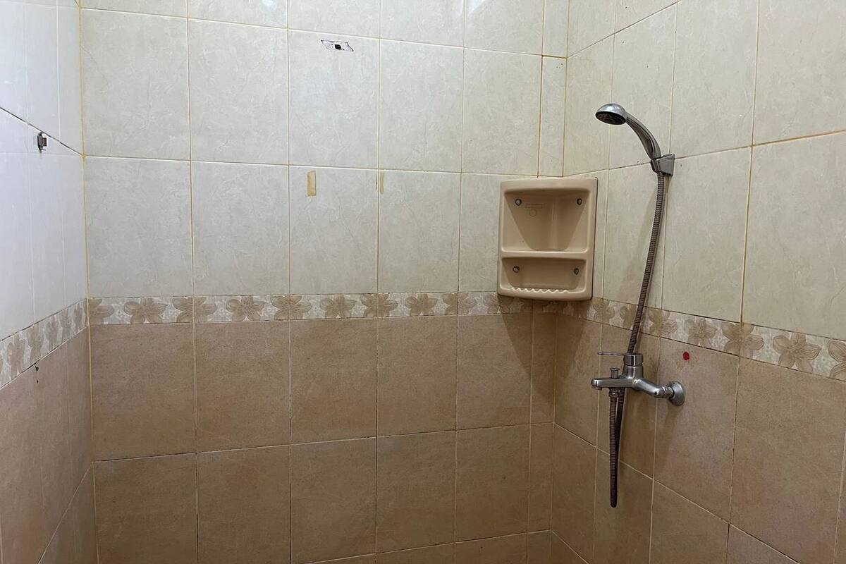 Bathroom | Shower, rainfall showerhead, free toiletries, towels