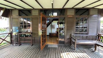 Villa, hageutsikt | Terrasse/patio