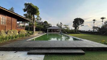 Kolam renang outdoor