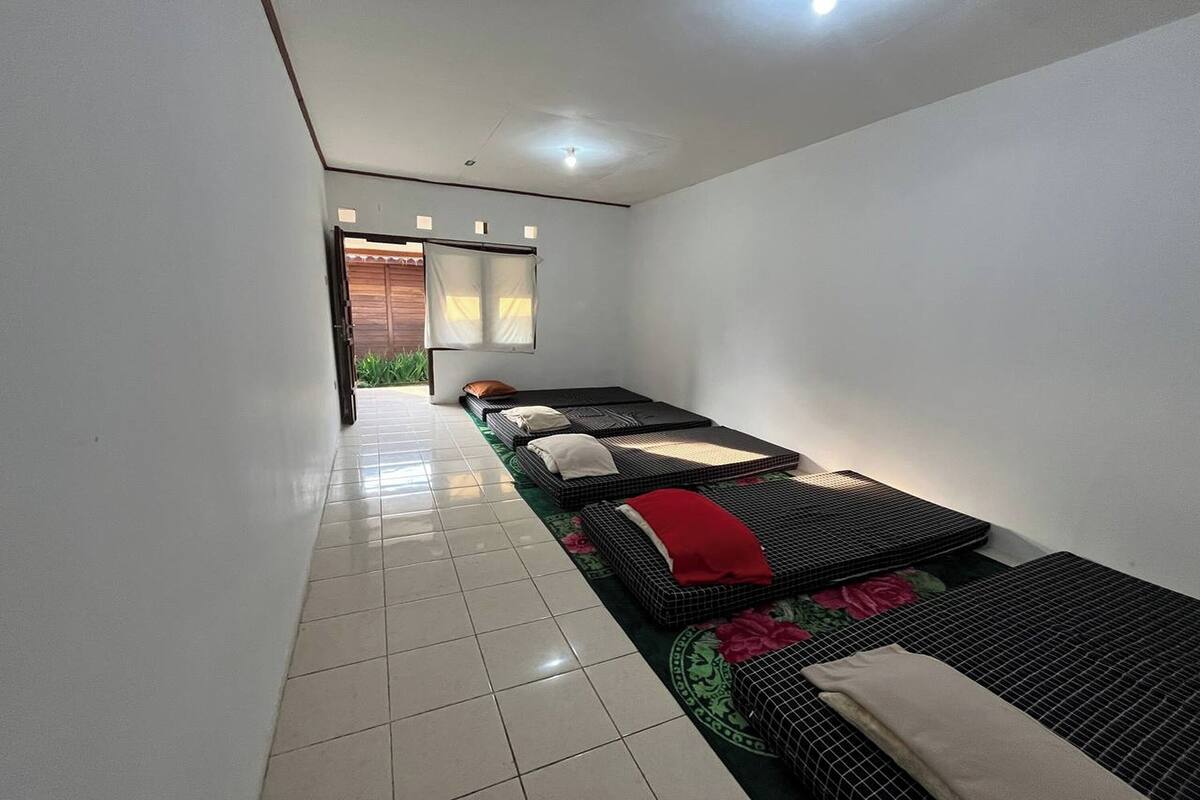 Desk, WiFi (free), bed sheets