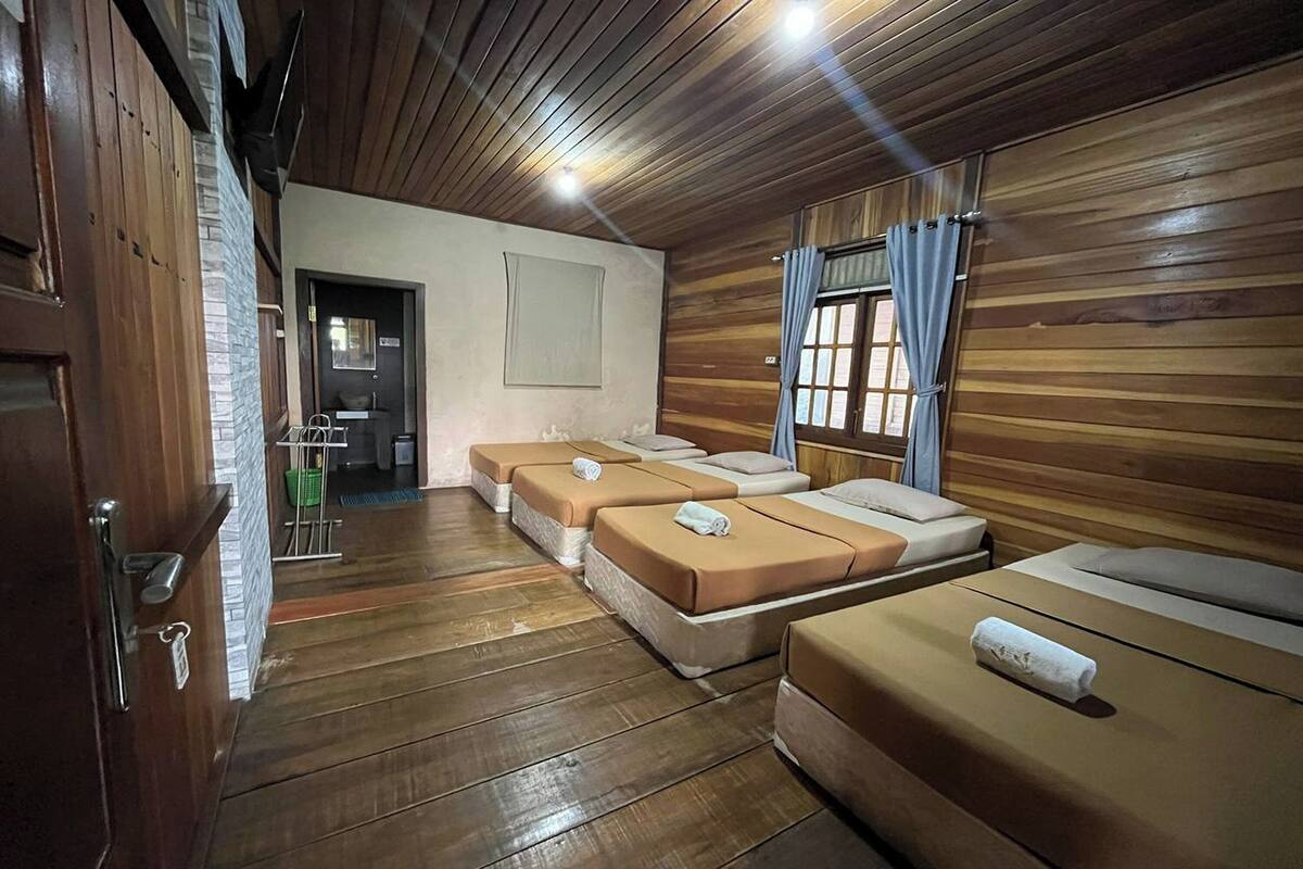 Desk, WiFi (free), bed sheets