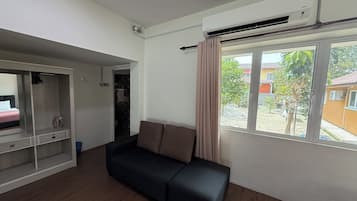 B1 - Family Room | Iron/ironing board, free WiFi