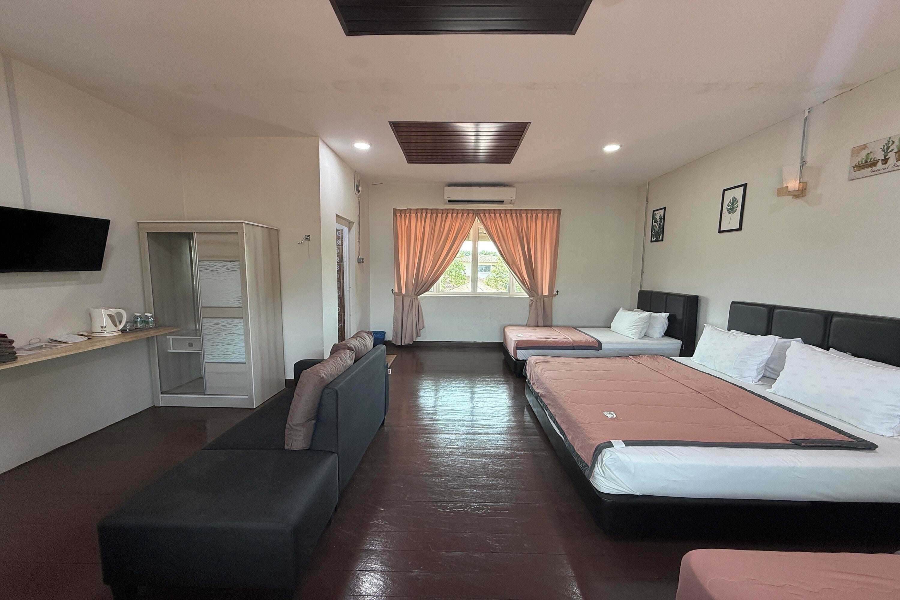 A3 - Family Room | Iron/ironing board, free WiFi