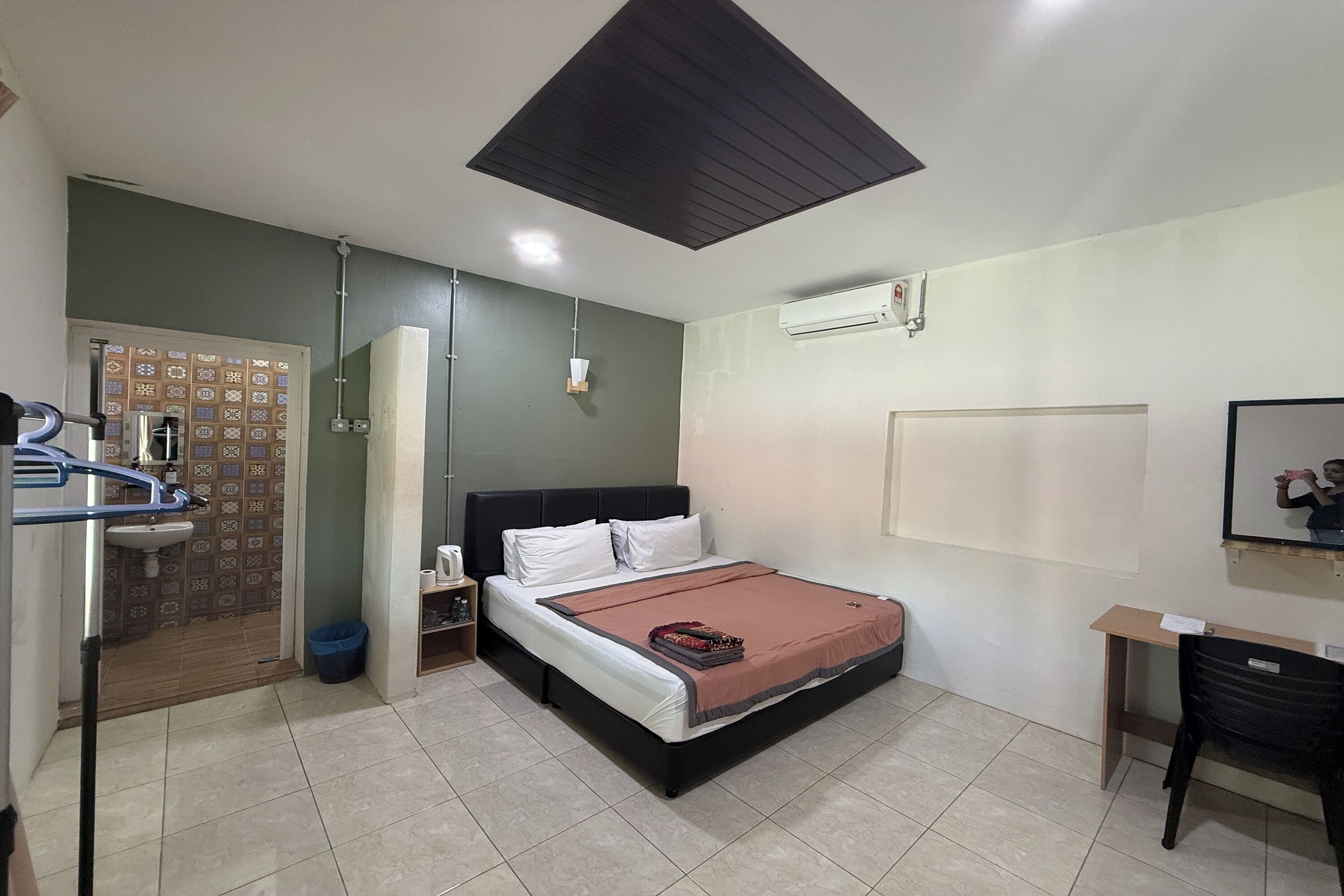 Iron/ironing board, WiFi (free)